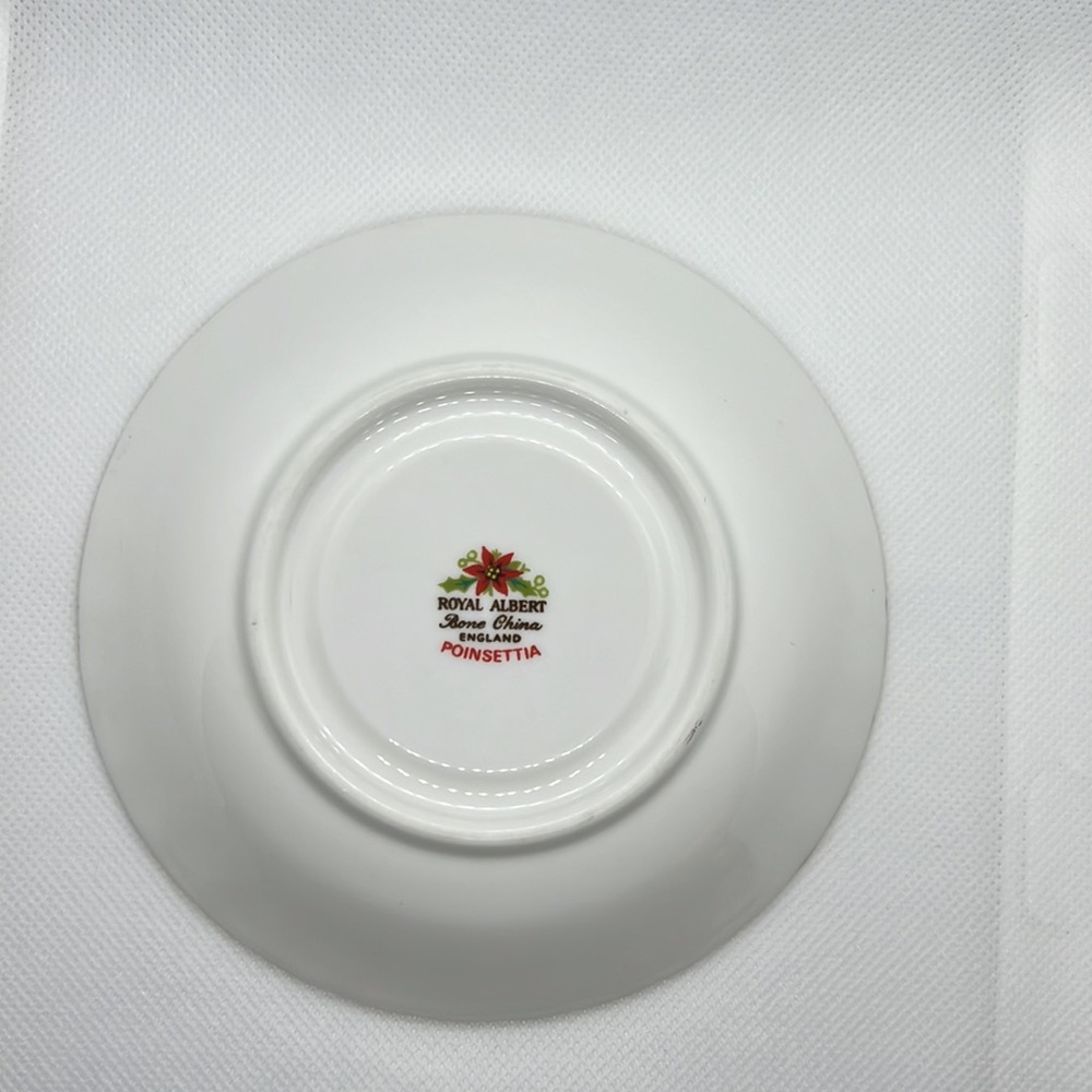 ROYAL ALBERT POINSETTIA FOOTED CUP AND SAUCER BONE CHINA ENGLAND VINTAGE - Picture 5 of 8